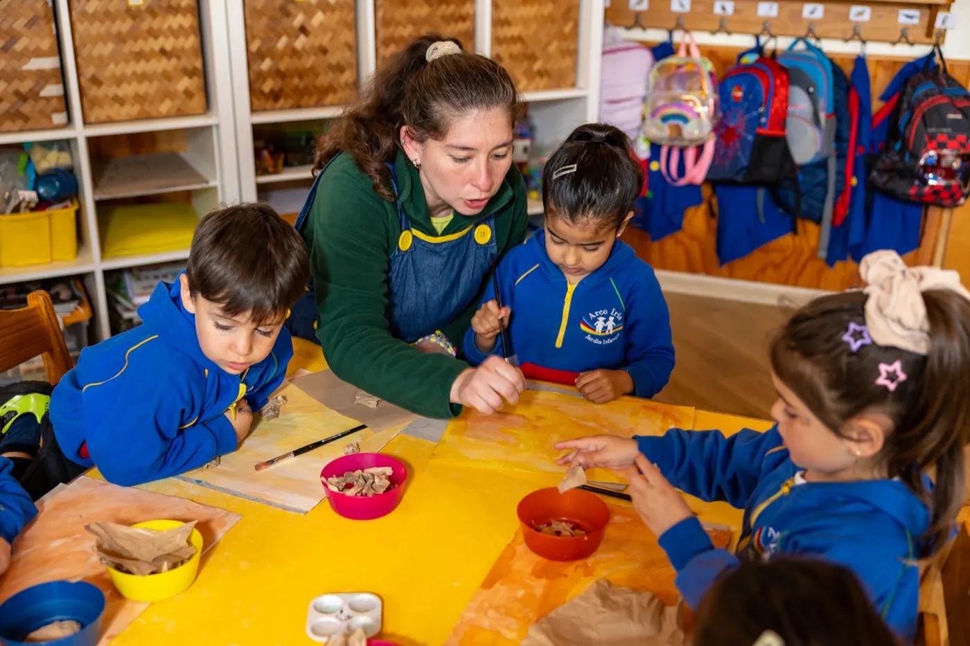 Educadora del Jardín Infantil Arco Iris trabajando con niños en una sala en Concón