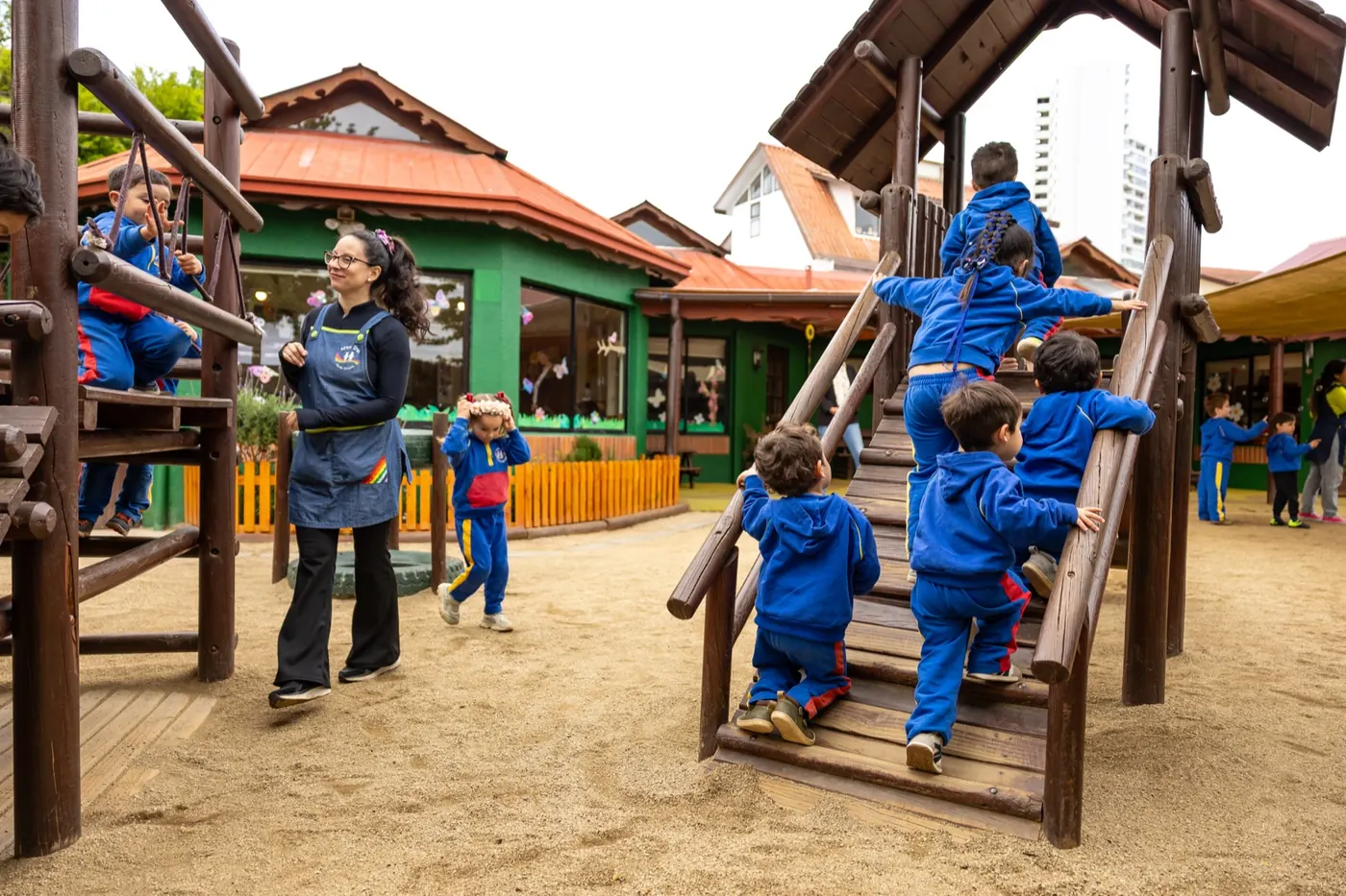 Niños jugando en los juegos del patio del jardín infantil, cerca de Reñaca