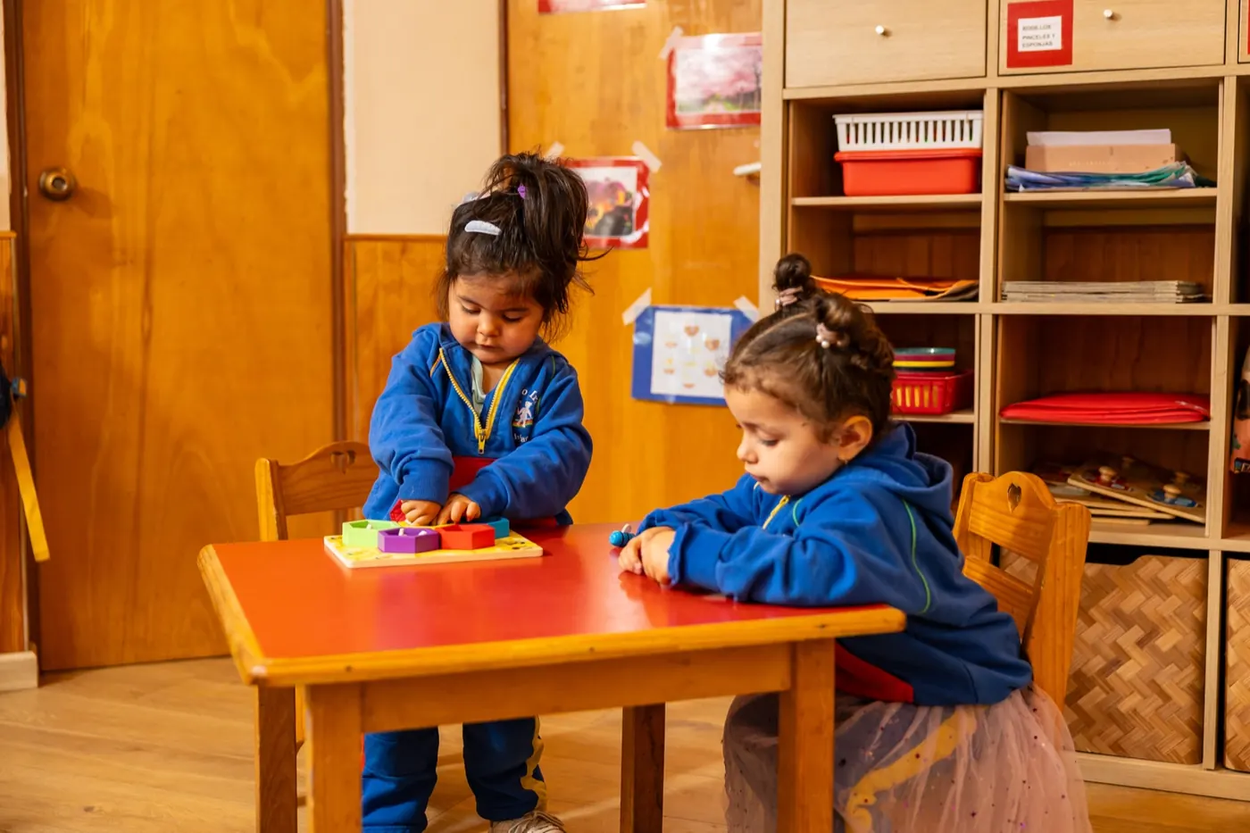 Niñas trabajando con materiales Montessori en el Jardín Infantil Arco Iris, cerca de Reñaca