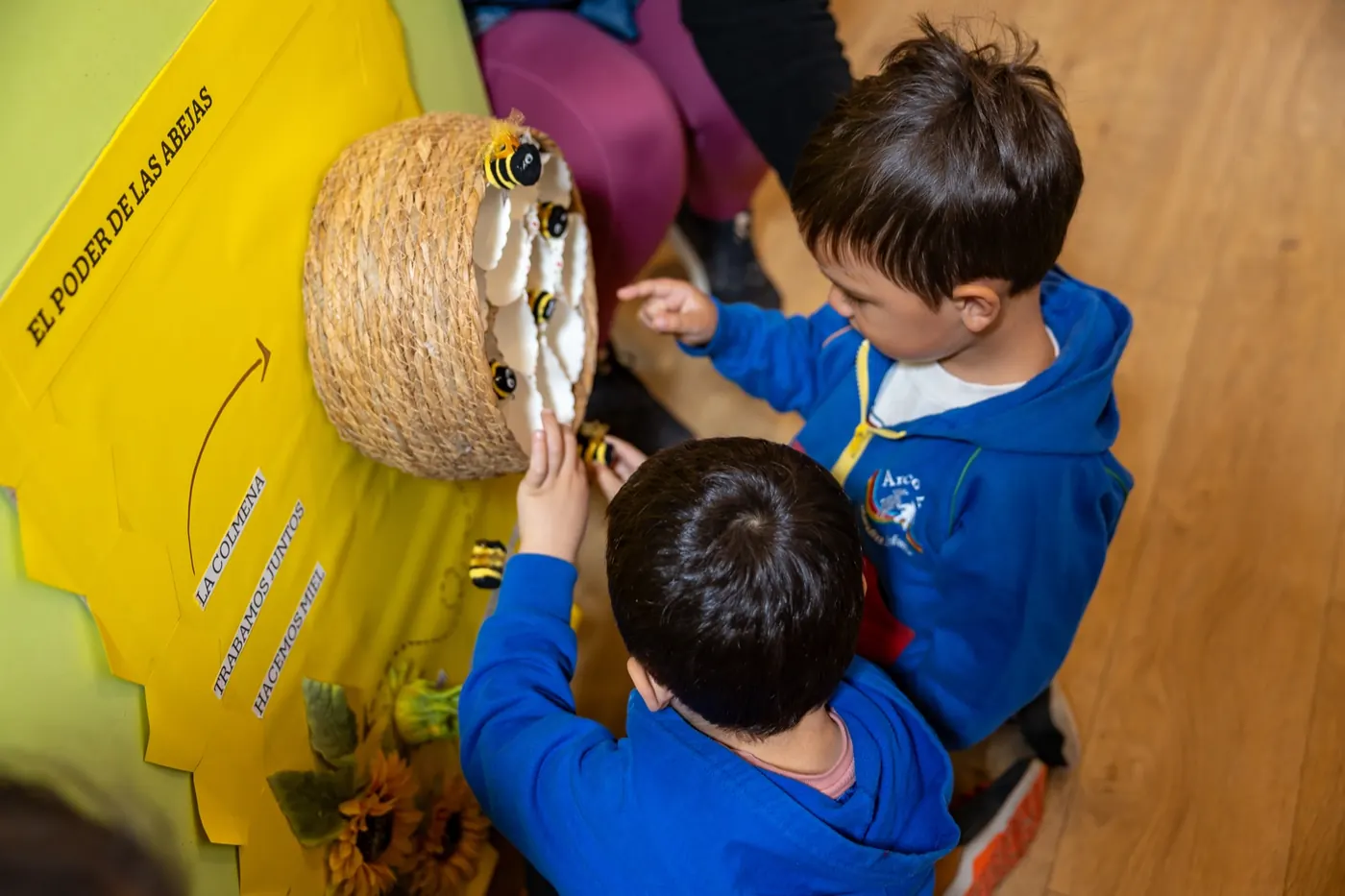 Niños explorando una colmena en el proyecto sobre las abejas del Jardín Infantil Arco Iris en Concón