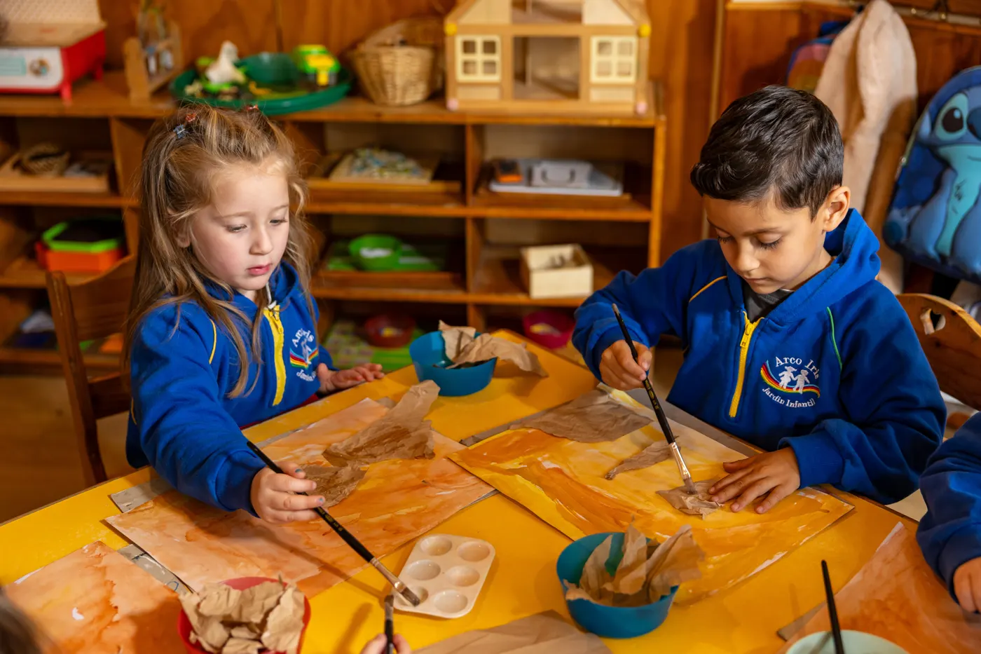 Niños pintando en una sala del Jardín Infantil Arco Iris en Concón